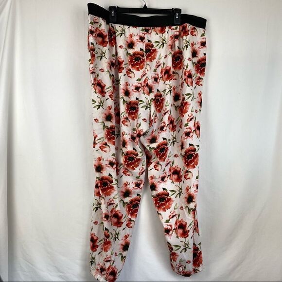 Styled by Joe Zee woman’s floral pants - Picture 6 of 11